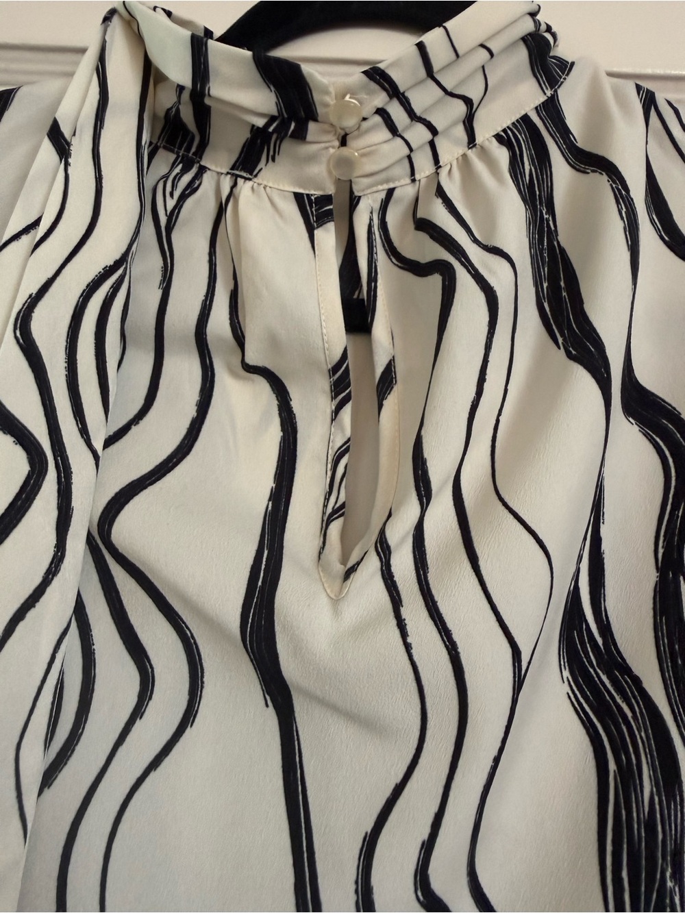 Adrianna Papell Ivory & Black Abstract Brush Tie-Neck Blouse | Small - Picture 10 of 14